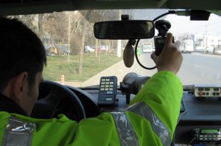 O autoutilitară urmarită de către polițiști